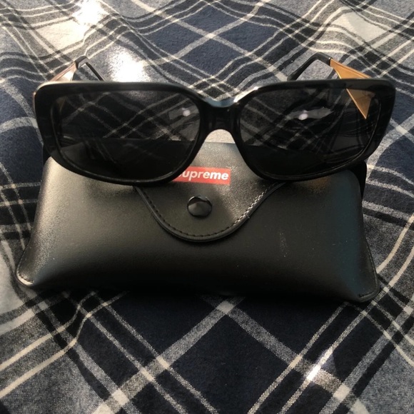 Supreme - Picture 2 of 8